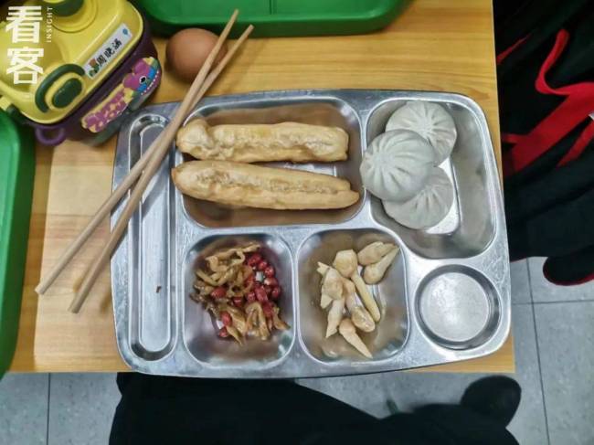  渴望GAP的年輕人，去海底撈當服務員