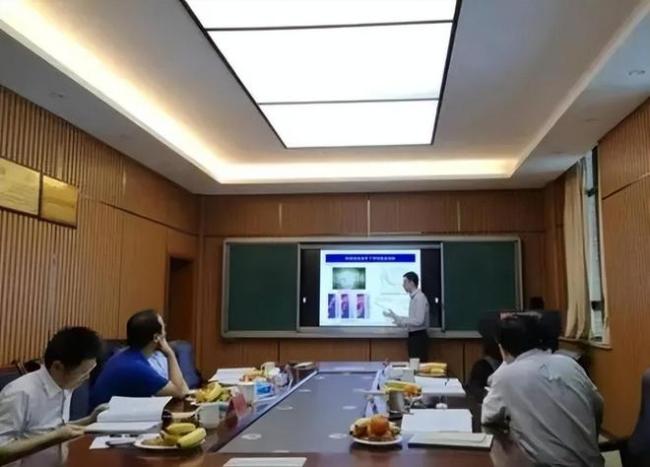 博士答辯上演催人老現場，導師舌戰群儒，答辯后學生比老師還滄桑