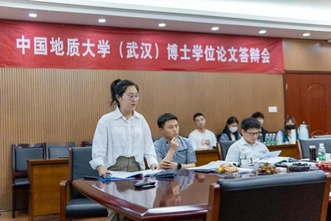 博士答辯上演催人老現場，導師舌戰群儒，答辯后學生比老師還滄桑