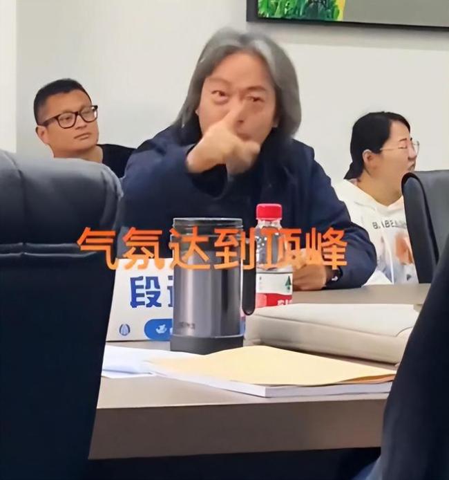 博士答辯上演催人老現場，導師舌戰群儒，答辯后學生比老師還滄桑