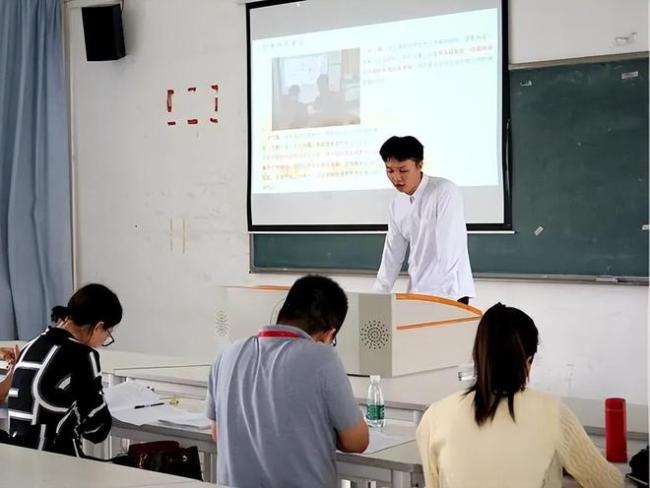博士答辯上演催人老現場，導師舌戰群儒，答辯后學生比老師還滄桑