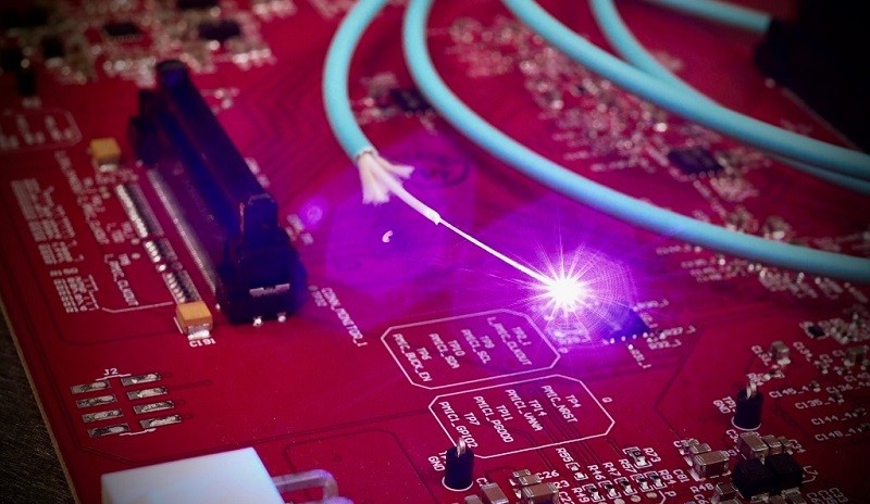 新方法可精準控制光纖內光學電路，有望幫助加密通信網絡和超快量子計算研發