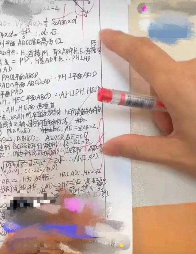 “上點難度！”大學生的新愛好：看老師改高中試卷……